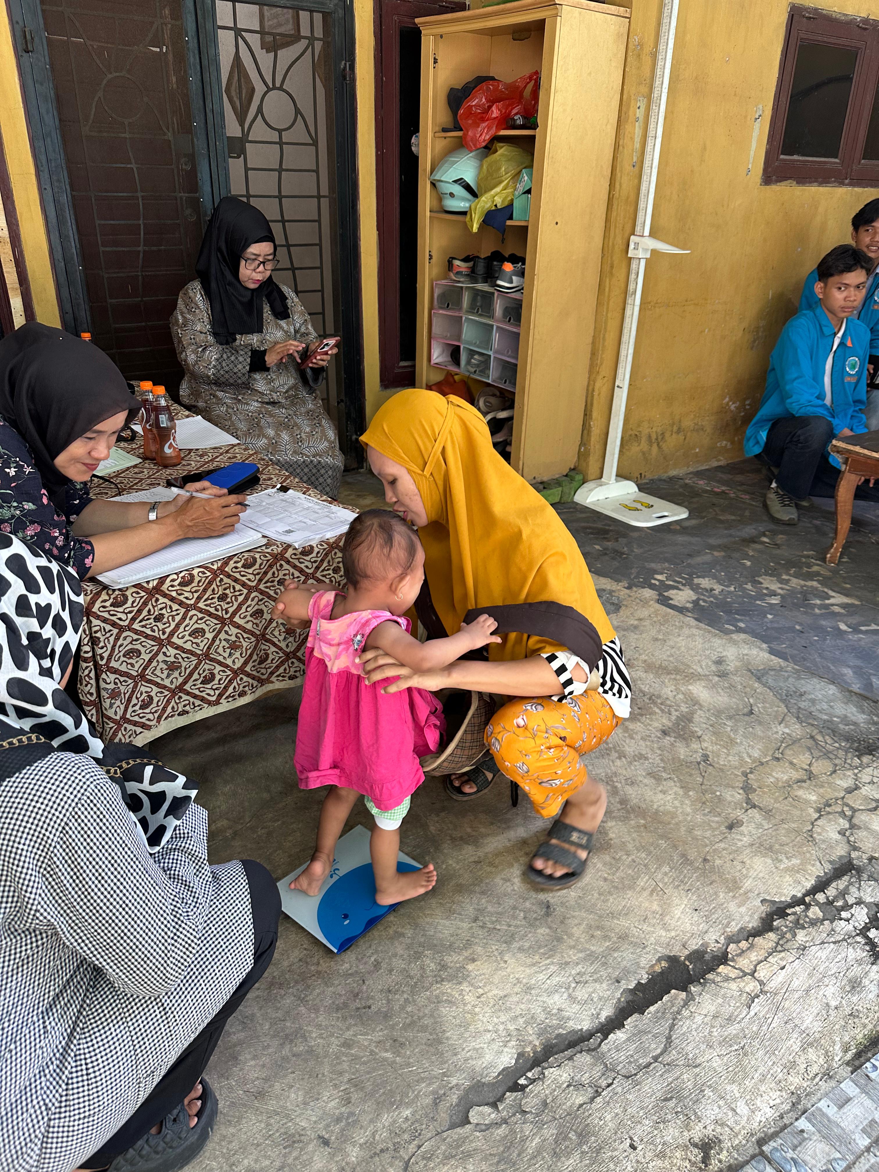 Penimbangan berat badan balita